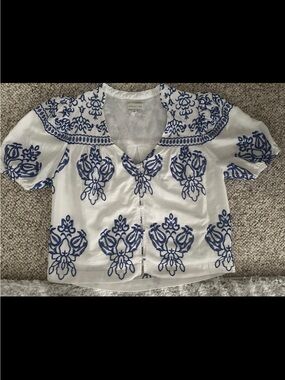 NWOT Adelyn Rae White Linen Blend Blouse with Blue Embroidered Detail